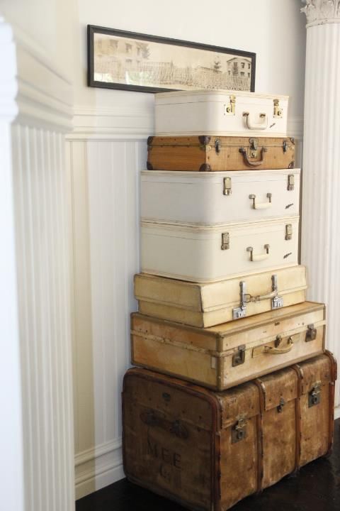 ヨーロッパが詰まったロマンチックなアンティークコレクションをご提案しています。 東京.ニューヨーク.パリで活躍する、ヨーロッパで暮らすデザイナーたちが、 インテリアやファッション、アートに精通した クリエイターとタッグを組み、世界中を旅して集めた魅力的なヨーロッパアンティークアイテムを幅広く取り揃えています。